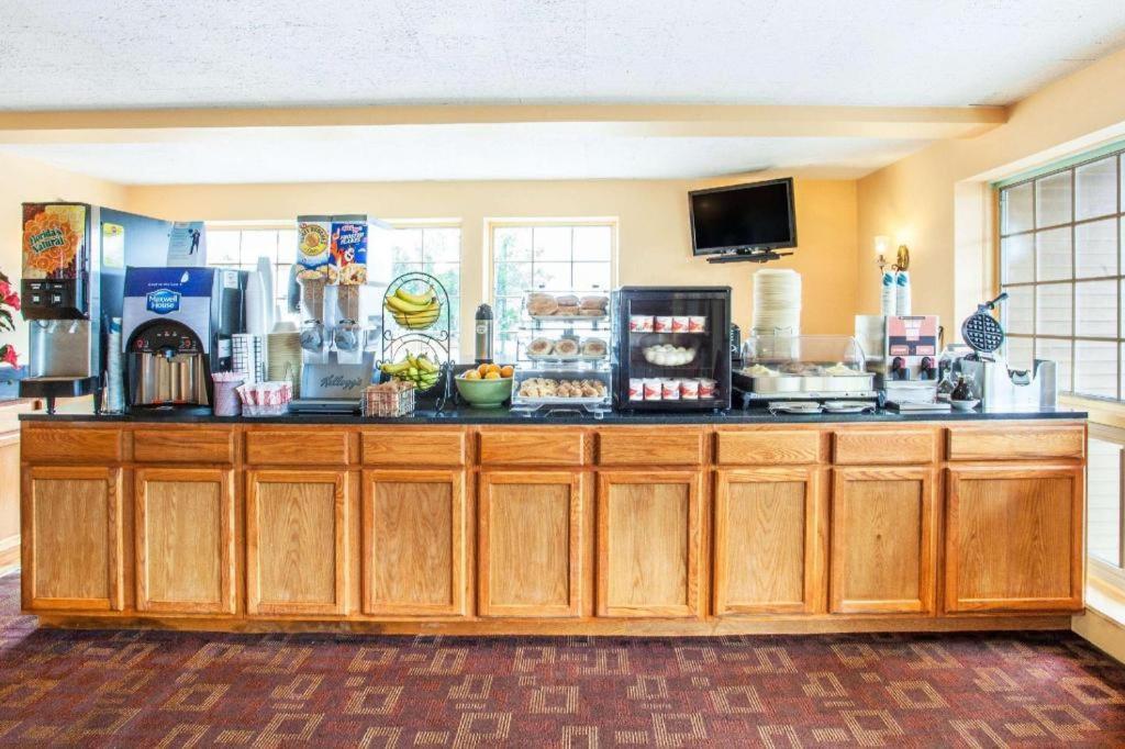 Travelodge By Wyndham South Берлингтон Экстерьер фото