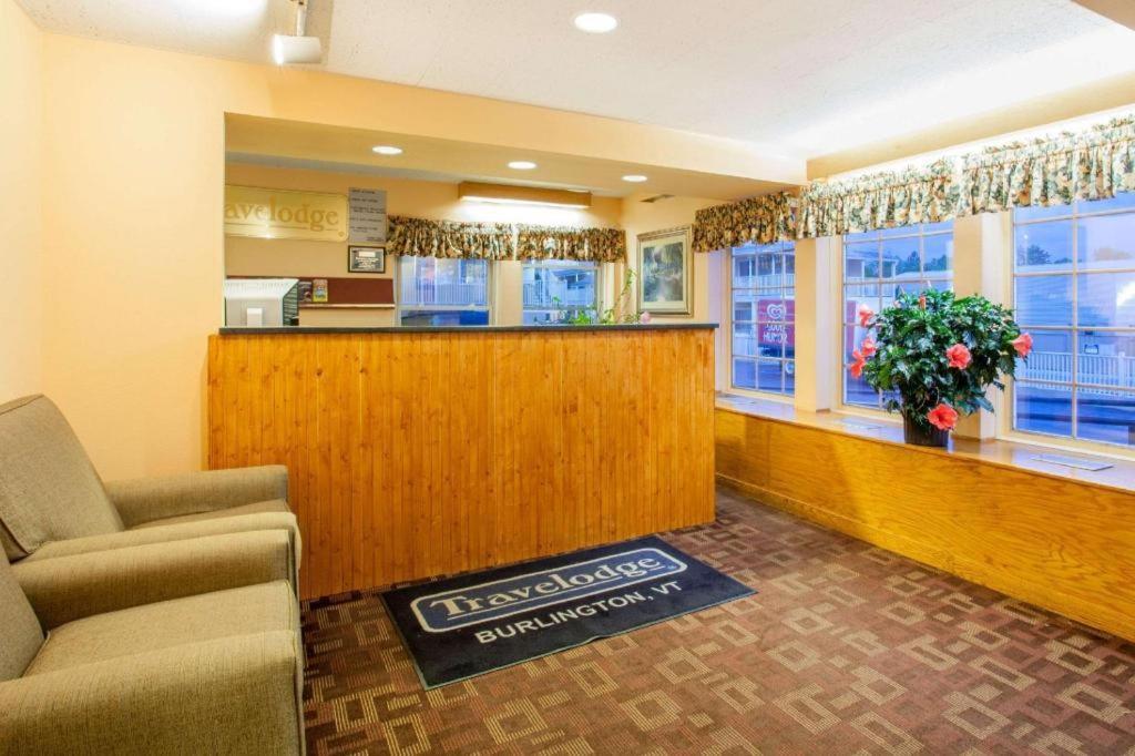 Travelodge By Wyndham South Берлингтон Экстерьер фото